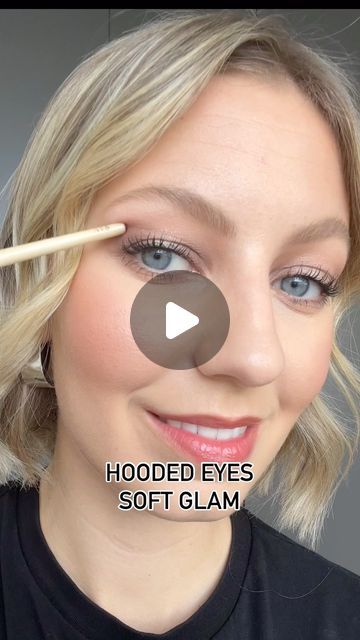 Michèle Clausen on Instagram: "Hooded Eyes SOFT GLAM✨  Love this soft glam look for every day! Only few tips to keep in mind:   1. Apply mid-tone shadow to inner and outer corners, blending into a halo shape. 2. Create subtle V shape for hooded eyes. 3. Add sparkle to center of lid. 4. Finish with mascara for definition.  Products: @bobbibrown  •Dual Long Wear Cream Eyeshadow in Taupe/Golden Pink •Luxe Eyeshadow in Moonstone •Smokey Eye Mascara   #hoodedeyes #eyeshadow #haloeye #softglam #eyes #eyemakeup #hacks" Hooded Eye Soft Glam, Natural Makeup Eyeshadow Looks, Soft Makeup Hooded Eyes, Pink Eyeshadow Hooded Eyes, Glitter Eyeshadow Hooded Eyes, Natural Eye Makeup For Hooded Eyes, Eye Make Up Hooded Lids, Soft Glam Hooded Eyes, How To Apply Eyeshadow For Hooded Eyes