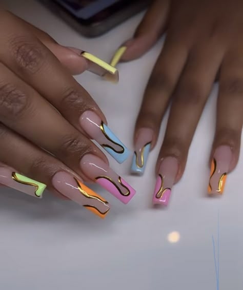 French Tip Nails With Line, Gum Gel Nails, Wavy Lines Nails, Outline Nail Design, Comic Nails Designs, Simple Gel Nails, Nails Design With Rhinestones, Girly Acrylic Nails, Work Nails