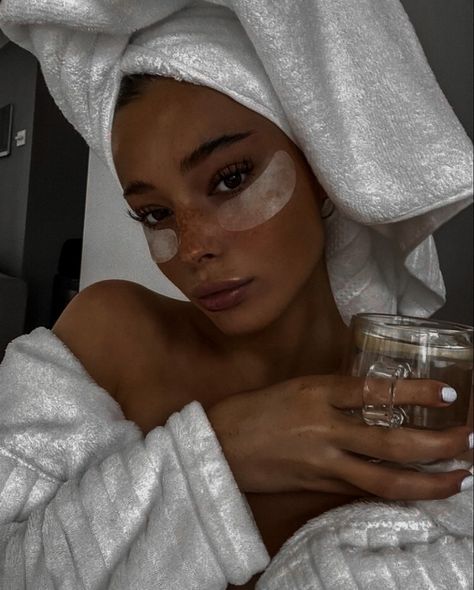 Skin care self-care clean girl aesthetic Clean Girl Aesthetic, Soft Girl Aesthetic, Skincare Aesthetic, Photography Posing Guide, Winter Skin Care, Beauty Shots, Baddie Makeup, Photo Mask, Girl Life Hacks