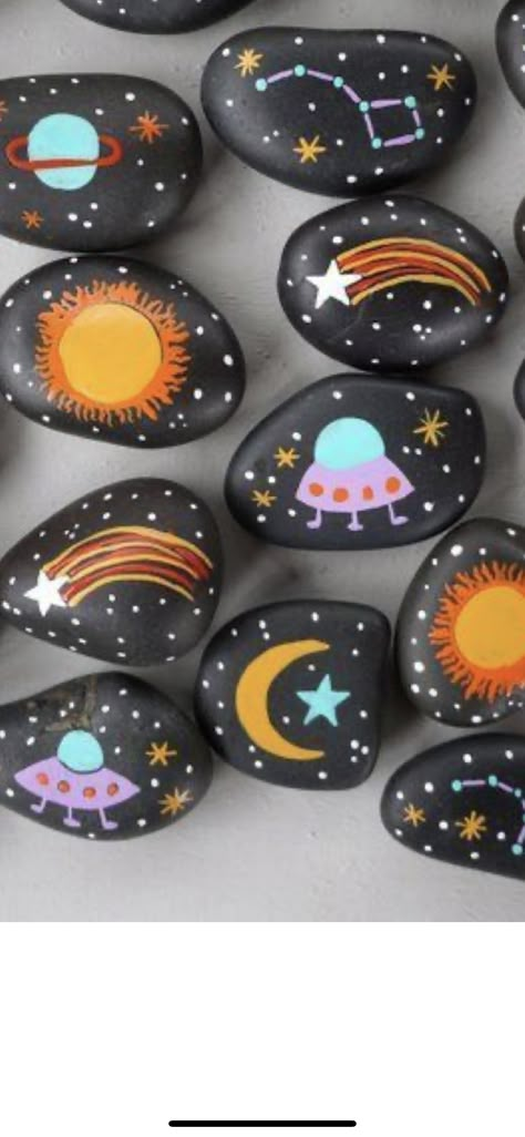 Earth Painted Rock, Space Rock Painting Ideas, Black Painted Rocks Ideas, Beginner Rock Painting Ideas, Space Themed Painting Ideas, Space Painted Rocks, Triangle Rock Painting Ideas, Space Rock Painting, Easy Rock Painting Ideas For Beginners