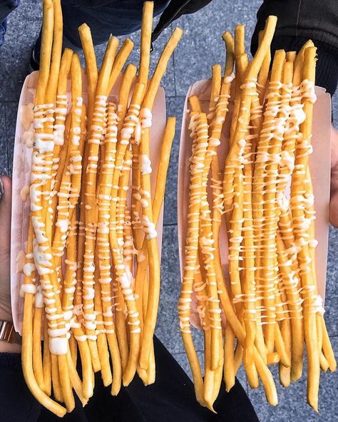 Mouth Water Food 😍 on Instagram: “Long French Fries! 🥔🍟😍 📷: @nonstopeats Follow us @Foodlty if you love food!❣️ Tag a Fries lover!👇” Muckbang Food, Long French Fries, Long Fries, Japan Street Food, Food Stall Design, Extreme Food, French Fries Recipe, Best Chips, Garlic Aioli