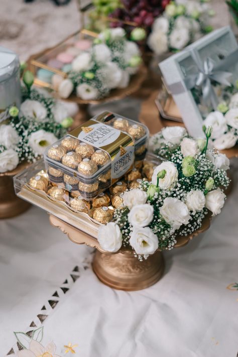 Diy Hantaran Tunang Simple, Dulang Hantaran Coklat, Hantaran Ferrero Rocher, Dulang Hantaran Ideas Trays, Engagement Tray Decoration Indian, Gubahan Hantaran Tunang, Gubahan Hantaran Ideas, Hantaran Simple, Ferrero Rocher Gift Ideas