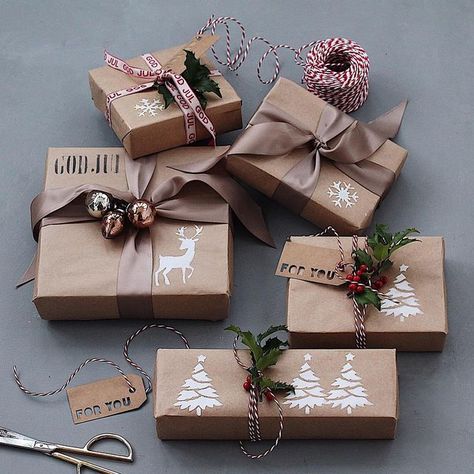 Diy Holiday Gift Wrapping, Christmas Present Wrap, Diy Crafts Ideas, Xmas Gift Wrap, Creative Gift Wraps, Large Christmas Baubles, Gift Wrap Tags, Creative Gift Wrapping, Cadeau Diy