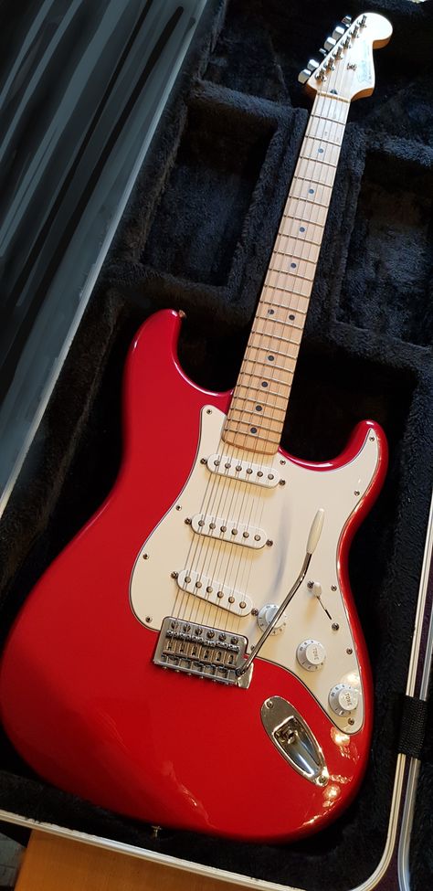 2006 Fender Stratocaster MIM.  Chrome red. Beautiful, only needs a good setup and new strings. Bought with the intention to sell her again. But man, she's a looker.  Who knows maybe this red lady stays. Red And White Guitar, Fender Stratocaster Aesthetic, Fender Stratocaster Wallpaper, Stratocaster Aesthetic, Fender Stratocaster Hss, Fender Stratocaster Red, Red Stratocaster, Famous Guitarists, Red Electric Guitar