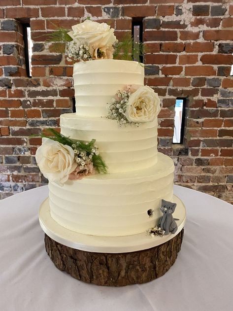 Cat On Wedding Cake, Wedding Cake With Cat, Cat Wedding Cake, Wedding Cakes Dog, Rose Wedding Theme, Frozen Pictures, Cat Wedding, White Wedding Cake, Garden Party Wedding