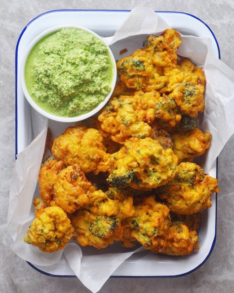 Broccoli And Carrots, Kenyan Food, African Vibes, Middle Eastern Food, Pakora Recipes, African Cooking, Coconut Chutney, India Food, Chickpea Flour