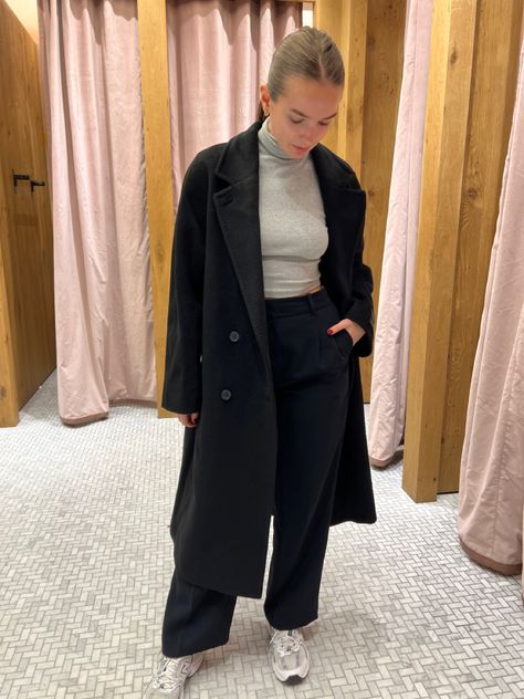 Aritzia fashion chic winter coat city girl aesthetic Babaton Slouch Coat Outfit, Aritzia Wool Coat Outfit, Slouch Coat Aritzia, Aritzia Slouch Coat, Aritzia Slouch, Aritzia Wool Coat, Black Wool Coat Outfit, Slouch Coat, Aritzia Coat