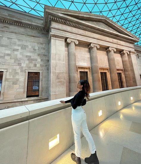 British Museum Photoshoot, London Pics Instagram, London Photo Inspo Aesthetic, London Insta Pics, British Museum Aesthetic, London Instagram Pictures, British Museum London Aesthetic, Natural History Museum London, Museum Aesthetic