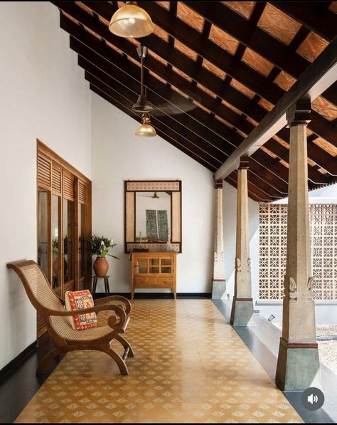 Indian Flooring Ideas, Traditional Indian Houses, Chettinad House, Kerala Traditional House, Interior Design India, India Home Decor, Courtyard House Plans, Indian Home Design, Indian Home Interior