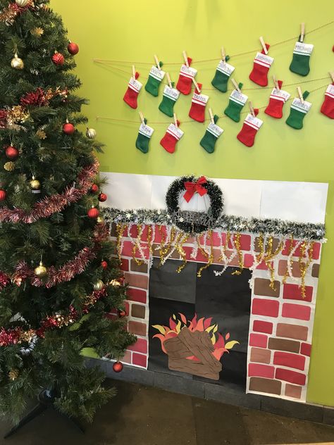 Chimney Decor, Diy Christmas Fireplace, Prek Ideas, Diy Christmas Door, Preschool Classroom Decor, Bulletin Board Ideas, School Decor, Christmas School, Christmas Classroom