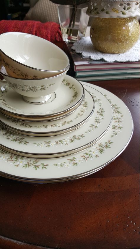 Dishes Sets, Cream Color Background, Beautiful Dinnerware, Beautiful Kitchenware, White Yellow Flowers, Fine China Set, White And Yellow Flowers, Crockery Design, Fine China Dinnerware