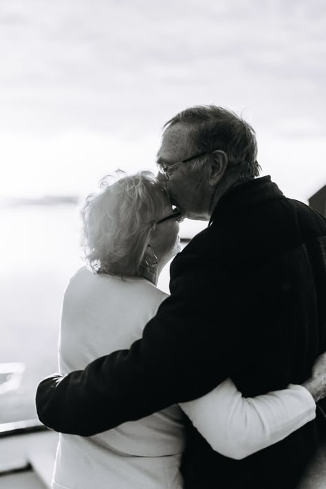 True Love Photography, Old Couple Anniversary Photos, Old Couples In Love Aesthetic, Old Couple Photos, Old People In Love, Old People Photography, Elderly Photography, Parents Photoshoot, Old Couple Photography