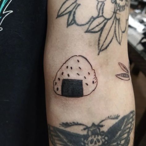 Onigiri tattoo Onigiri Tattoo, Tattoo Inspo, Geometric Tattoo, Tattoo Ideas, Persona, Tattoos