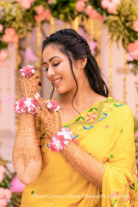 Mackup Ideas, Haldi Look For Bride, Haldi Poses For Bride, Bride Fashion Photography, Haldi Photoshoot, शादी की तस्वीरें, Haldi Ceremony Outfit, Indian Bride Poses, Indian Bride Photography Poses