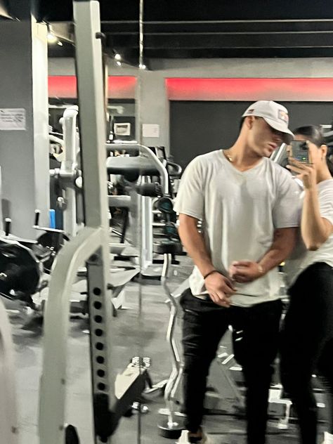 Gym Pics With Boyfriend, Gym Partner Pictures, Gym Rat Boyfriend, Gym Couple Pictures, Couples Gym Pictures, Gym Friends, Gym Couple, Gym Photography, Gym Partner