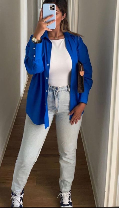 Decent Clothes Women, Decent College Outfits, Blue Silk Shirt Outfit, Royal Blue Shirt Women Outfit, Outfit Chemise Bleu, Work Picnic Outfit, Outfits Camisa Azul, Zara Outfit Ideas Chic, Blue Shirt Outfits Women