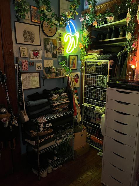 Urban Core Room, 80s Main Character Aesthetic, Trash Room Aesthetic, Cool Rooms Aesthetic, Cluttered Room Ideas, Grunge Room Closet, Gremlin Core Aesthetic Room, Metal Room Aesthetic, Organization Ideas For Room