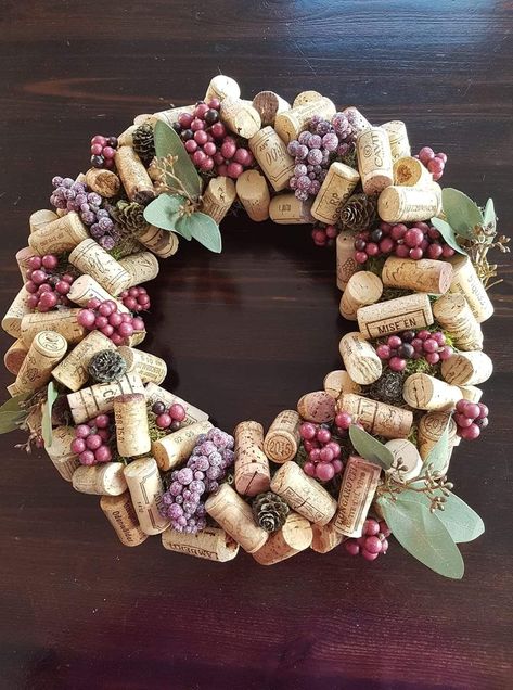 Cork Wreath Diy, Wine Cork Diy Projects, Wine Cork Crafts Christmas, Cork Diy Projects, Cork Crafts Christmas, Dekoratívne Vence, Wine Cork Wreath, Wine Cork Diy Crafts, Wine Cork Projects