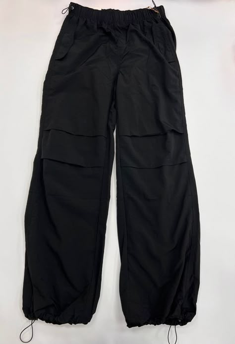 Adjustable Cargo Pants, Nylon Pants Outfit, Black Pants Cargo, Black Parachute Pants Outfit, Black Parachute Pants, Nylon Cargo Pants, Black Cargos, Parachute Pant, Cargo Outfit