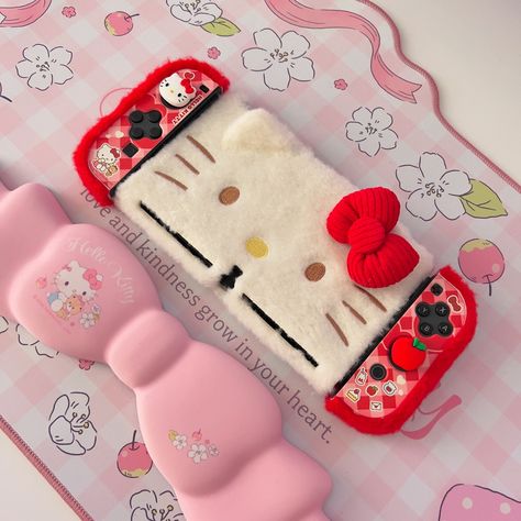 Swipe to see the cutest Hello Kitty plush case for Nintendo Switch OLED! ❤️🍎 This is super soft and cuddly, I’m obsessed!😍 @geekshareplus makes the best, most adorable nintendo switch accessories💗 Please make one for all Sanrio characters especially My Melody and Pompompurin please🙏 kako je lijepa 🥹😭 🌷🌷🌷🌷 Halloween items will be discounted by 20%-30% till the end of month! You can find all my product links & discount codes to save money in my link in bio!🛒🛍️ Partners: @julief.oficial @c... Nintendo Switch Oled Accessories, Sanrio Nintendo Switch, Hello Kitty Nintendo Switch, Nintendo Switch Oled Aesthetic, Nintendo Cover, My Melody And Pompompurin, Aesthetic Devices, All Sanrio Characters, Nintendo Switch Aesthetic