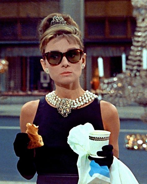 Breakfast At Tiffany's Costume, Stile Kendall Jenner, Aubrey Hepburn, George Peppard, Blake Edwards, Audrey Hepburn Photos, Holly Golightly, Audrey Hepburn Style, 사진 촬영 포즈