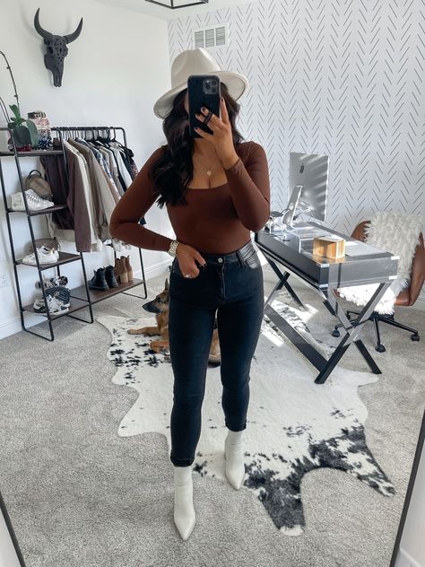 Ripped Knee Jeans Outfit, Chelsea Boots And Jeans, Black Chelsea Boots Outfit Women, Brown Bodysuit Outfit, Bodysuit Outfit Women, Boots And Jeans Outfit, Fall Bodysuit Outfit, Black Chelsea Boots Outfit, White Booties Outfit