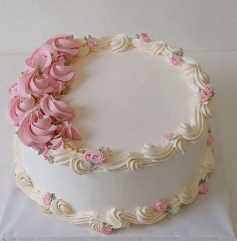 Cursed Cakes, Birthday Cake For Women Simple, Foto Retro, Birthday Cake Decorating Ideas, Vintage Birthday Cakes, Cake Decorating Icing, Rosette Cake, Buttercream Cake Decorating, Elegant Birthday Cakes