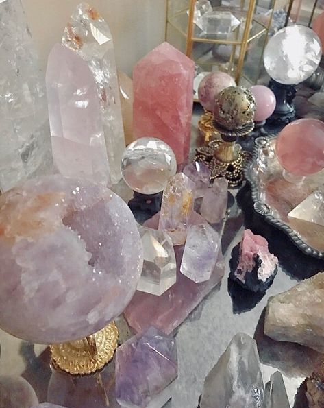 Bedroom Crystals Decor, Bedroom Crystal Aesthetic, Aesthetic Crystal Pictures, Crystals Aesthetic Display, Crystal Set Up Aesthetic, Crystal Room Aesthetic Dark, Crystal And Tarot Aesthetic, Crystal Collection Display, Crystal Alter