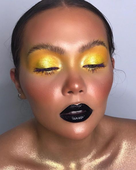 The Queen Bee @lordchyna has absolutely served us honey here using our STACEY Pigment. 🐝 Looking for that ULTIMATE pop of yellow?! ⚡️ Then TAP 👉🏻 the link to SHOP: #SAMPLEBEAUTY Prom Makeup Ideas, Basic Makeup Tutorial, Bee Makeup, Pop Of Yellow, Drag Make-up, Yellow Makeup, Yellow Eyeshadow, Unique Makeup, Beauty Samples