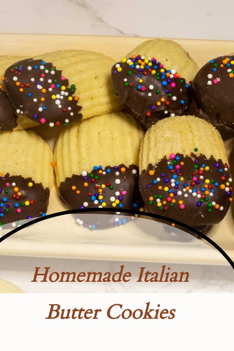 Authentic Italian Butter cookies are everyone's favorite cookies. These Chocolate dipped treats are butter and crunchy and they will absolutely melt in your mouth! Soo Good! Homemade Danish Recipe, Italian Treats, Butterball Cookies, Authentic Italian Desserts, Italian Butter, Dipped Treats, Italian Butter Cookies, Chocolate Dip, Traditional Christmas Cookies