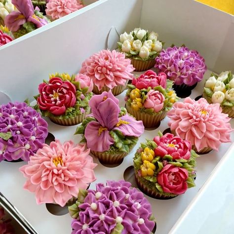 Bridal Shower Flower Cupcakes, Dahlia Flower Cupcakes, Iris Cupcakes, Dahlia Cupcakes, Decorated Desserts, Engagement Brunch, Cupcake Flowers, Cupcake Bouquets, 18th Bday