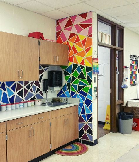 School Art Classroom Aesthetic, Art Classroom Door Decoration, Art Classroom Wall Painting, Art Classroom Setup Elementary, Elementary Art Classroom Ideas, Art Teacher Classroom Decorations, Art Room Decorations, Art Classroom Mural, Kindergarten Art Classroom