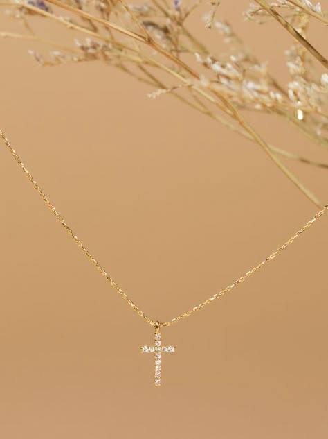 This lightweight cross necklace is a day to day staple! With its dainty feel and intricate look, this piece is worth everyday wear. Layer this necklace along with all your other favorites for a stunning layered and put together look! Makes the perfect gift! Gold Crystal Cross Necklace, Simple Cute Gold Necklace, Jewelry Gold Cross, Cute Gold Cross Necklace, Delicate Gold Cross Necklace, Women Cross Necklace, Cute Wedding Jewelry, Small Gift For Best Friend, Dainty Diamond Cross Necklace