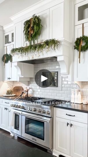 Wreath For Cabinet Doors, Kitchen Cabinet Wreath Ideas, Range Hood Christmas Decor, Kitchen Wreaths Cabinets, Kitchen Cabinet Wreath, Cabinet Door Christmas Decor, Cabinet Wreath Kitchen, Kitchen Wreath Ideas, Classic Home Interior Design