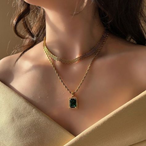 Fancy Jewelry Necklace, Pretty Jewelry Necklaces, Jewellery Trends, Jewelry Accessories Ideas, Emerald Pendant, Bridal Gold Jewellery Designs, Classy Jewelry, Fancy Jewellery, Jewelry Lookbook