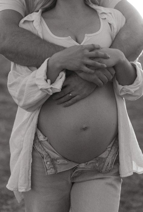 Home Maternity Photography, Maternity Picture Outfits, Maternity Photography Poses Outdoors, Pregnancy Belly Photos, Cute Pregnancy Pictures, Outdoor Maternity Photos, Maternity Photography Poses Couple, Maternity Photo Outfits, Beach Maternity Photos