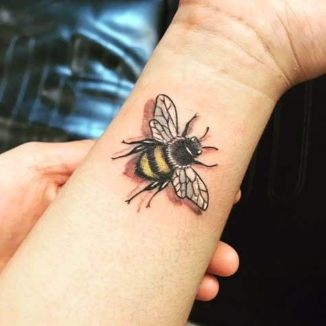 Bumble Bee Cover Up Tattoo, 3d Bumble Bee Tattoo, Bee With Butterfly Wings Tattoo, Bee Queen Tattoo, Hunny Bee Tattoo, Yellow Bee Tattoo, Millennial Tattoo Ideas, 3d Bee Tattoo, Bumblebee Tattoo Design