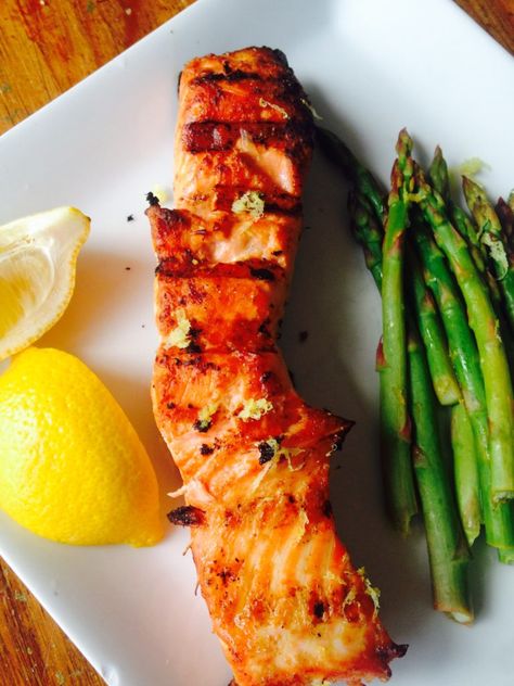 Simple Lemon Grilled Salmon - a healthy 21 Day Fix approved dinner recipe from Confessions of a Fit Foodie 21 Day Fix Salmon Recipe, 21 Day Fix Dinner Recipes, Uc Diet, Confessions Of A Fit Foodie, Fast Metabolism Diet Recipes, 21 Day Fix Breakfast, Exercise Coach, Fixate Recipes, 21 Day Fix Diet