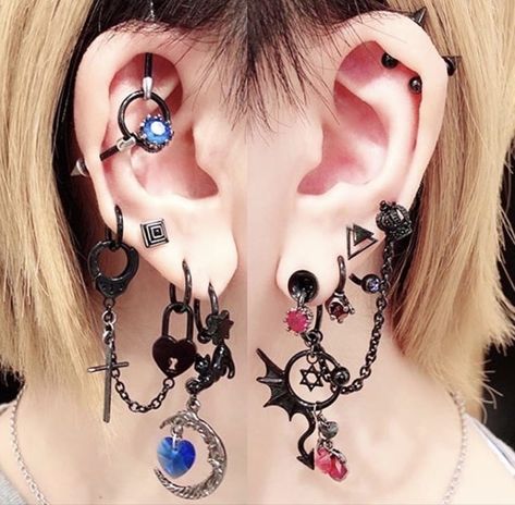 Ear Art, Cool Ear Piercings, Aesthetic Rings, Pretty Ear Piercings, Goth Earrings, Cool Piercings, Piercing Inspo, Cute Piercings, Piercings And Tattoos