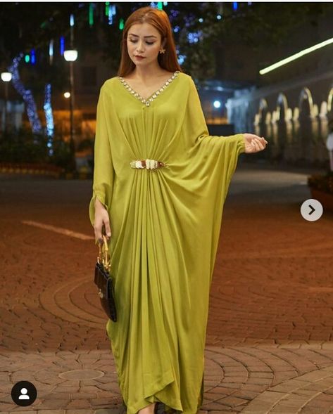 Borkha Design, Designing Dress, Roses Outfit, Abaya Designs Latest, Western Dresses For Women, Batik Modern, Satin Gowns, Fashion Show Dresses, Kaftan Designs