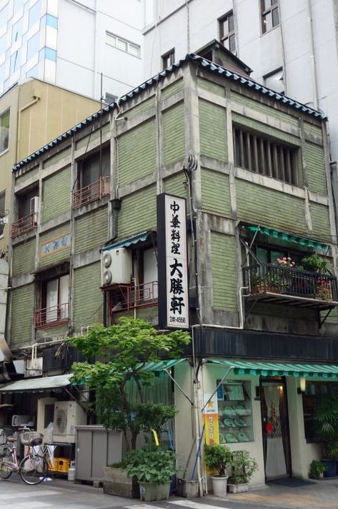 Chinese Apartment, Japanese Buildings, Japan Street, Fotografi Vintage, Japan Aesthetic, Aesthetic Japan, Japanese Architecture, Japanese Aesthetic, Building Exterior