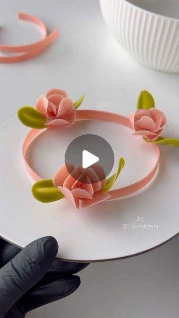 Chocolate Flowers Cake, How To Make Chocolate Flowers, Cake Decorating Techniques Flowers, Chocolate Cake Garnish, Chocolate Flower Cake, Chocolate Decorations For Cake, Entremet Cake Design, Chocolate Decoration Ideas, Chocolate Lace Cake