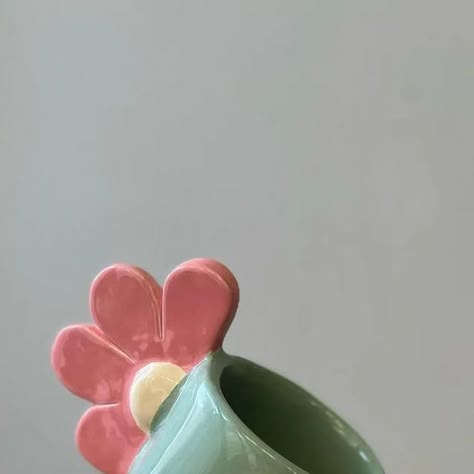 Ceramics mugs ❤️ on Instagram: "Pottery flower mugs design by @doryas.ceramic" Ceramic Flower Pots Design, Flower Cup Ceramic, Flower Handle Mug, Flower Mug Ceramics, Handmade Ceramic Mug, Aesthetic Mug Design, Ceramic Mug Ideas, Flower Ceramics, Cute Ceramic Mugs