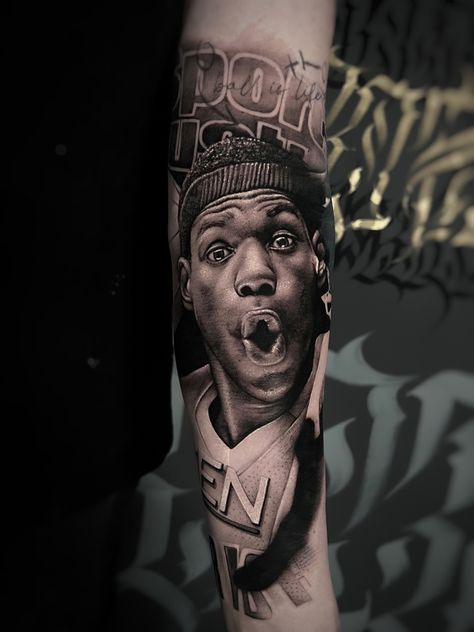 LeBron James NBA Lakers Tattoo by Electric07 Tattoo Artist Sissy Ink Lebron James Tattoos Ideas, Nipsey Tattoo, Lebron Tattoo, Lebron James Portrait, Lebron James Tattoos, Back Ear Tattoo, King Lebron James, King Lebron, Tattoos Arm