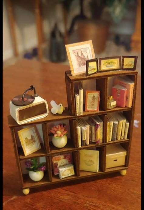 Miniature Diy Ideas, Mini Room Diy, Mini Library Ideas, Book Nook Ideas Diy, Diy Mini Furniture, Miniature Origami, Miniature Living Room, Miniature Cafe, Mini Decor