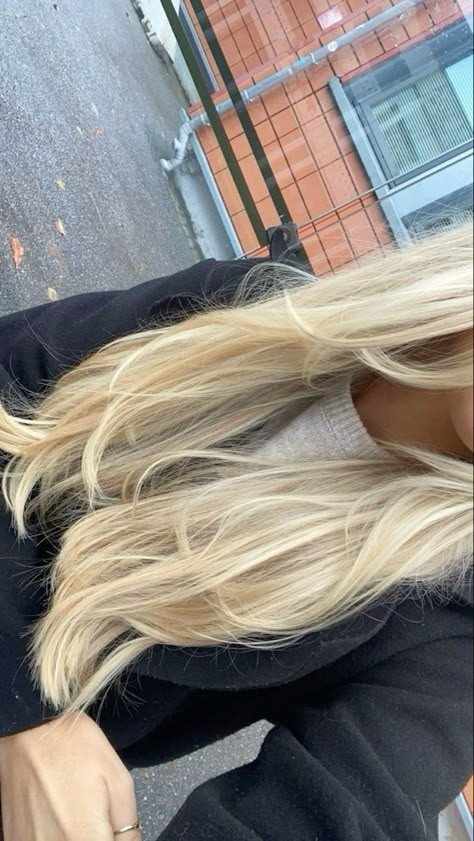 Blonde Bleached Hair, Bleached Blonde Hair, Blonde Hair Goals, Perfect Blonde Hair, Blonde Hair Inspo, Bright Blonde Hair, Summer Blonde Hair, Color Rubio, Bleach Blonde Hair