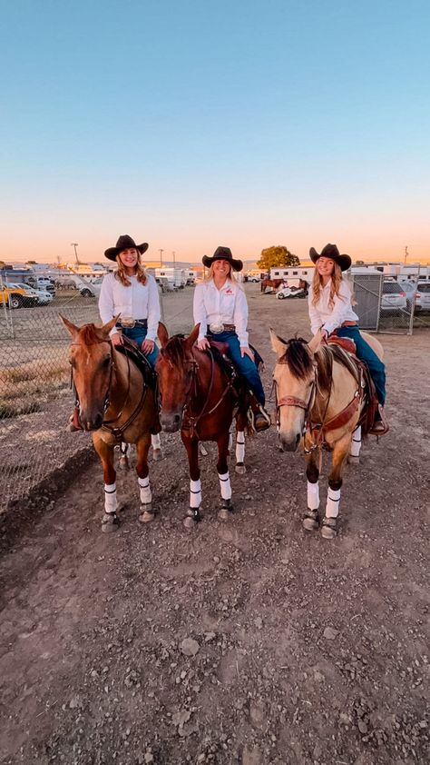 Rodeo Asethic Photos, Rodeo Life Country Living, Cow Riding, Rodeo Pics, Rodeo Pictures, Country Girl Horse, Rodeo Aesthetic, Summer Rodeo, Cowgirl Lifestyle