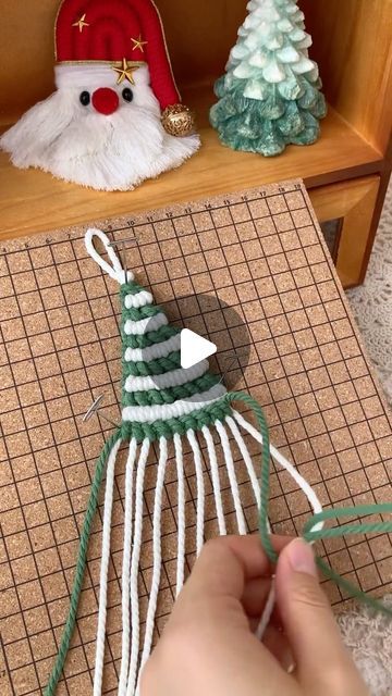 Macrame Hanging Baskets Diy, Crochet Rustic Christmas, Rustic Christmas Tree Ornaments, Christmas Yarn Crafts, Macrame School, Crochet Christmas Garland, Macrame Tree, Macrame Christmas Tree, Yarn Trees