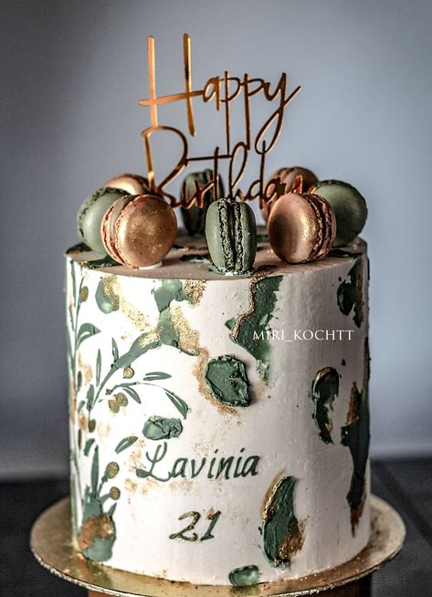 Bolo Boho Chic Aniversario, Piping Peonies, Sage Green Cake Ideas, Olive Green Cake, Sage Green Birthday Cake, Cake Verde, Birthday Cake 21, Green Birthday Cakes, Modern Birthday Cakes