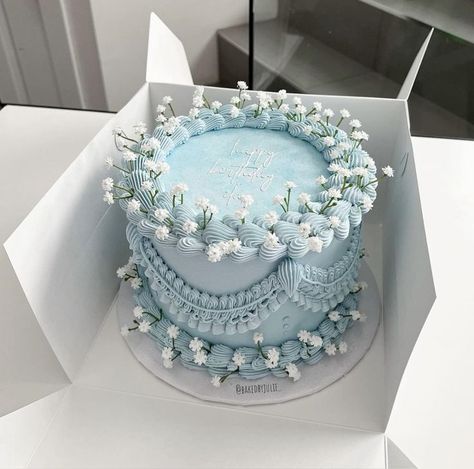 Artsy Chic Cake, Light Blue Vintage Cake, Winter Themed Birthday Cake, Light Blue And White Cake, Vintage Mini Cake, Vintage Cake Design Birthdays, Aesthetic Blue Cake, Vintage Birthday Cake Aesthetic, Vintage Bday Cake